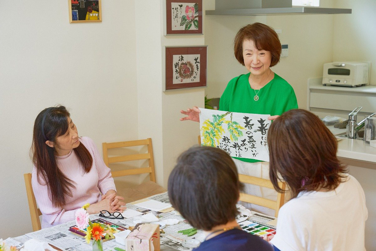自分の作品を解説する吉水さん