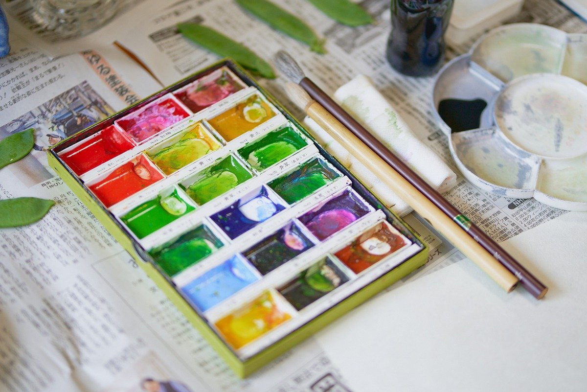 鮮やかな発色の顔彩。水で溶かしてそのまま使えます