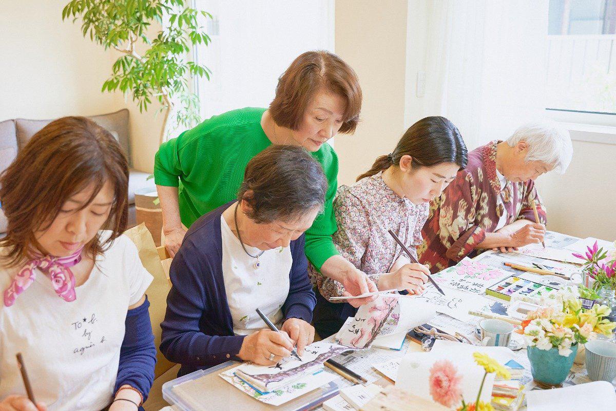 生徒さんの作品を見てアドバイスする吉水さん