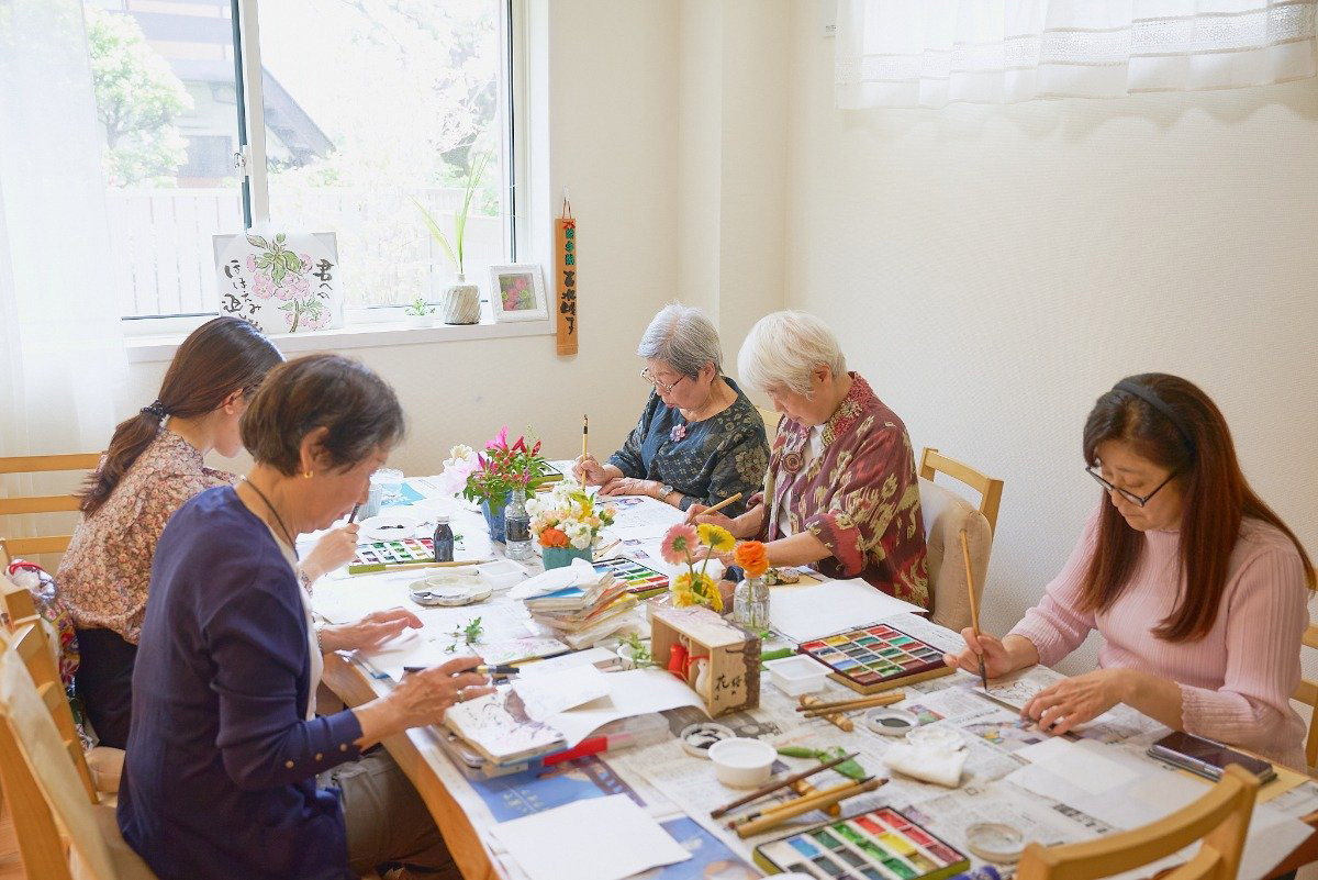 テーブルを囲んで集中する生徒さん