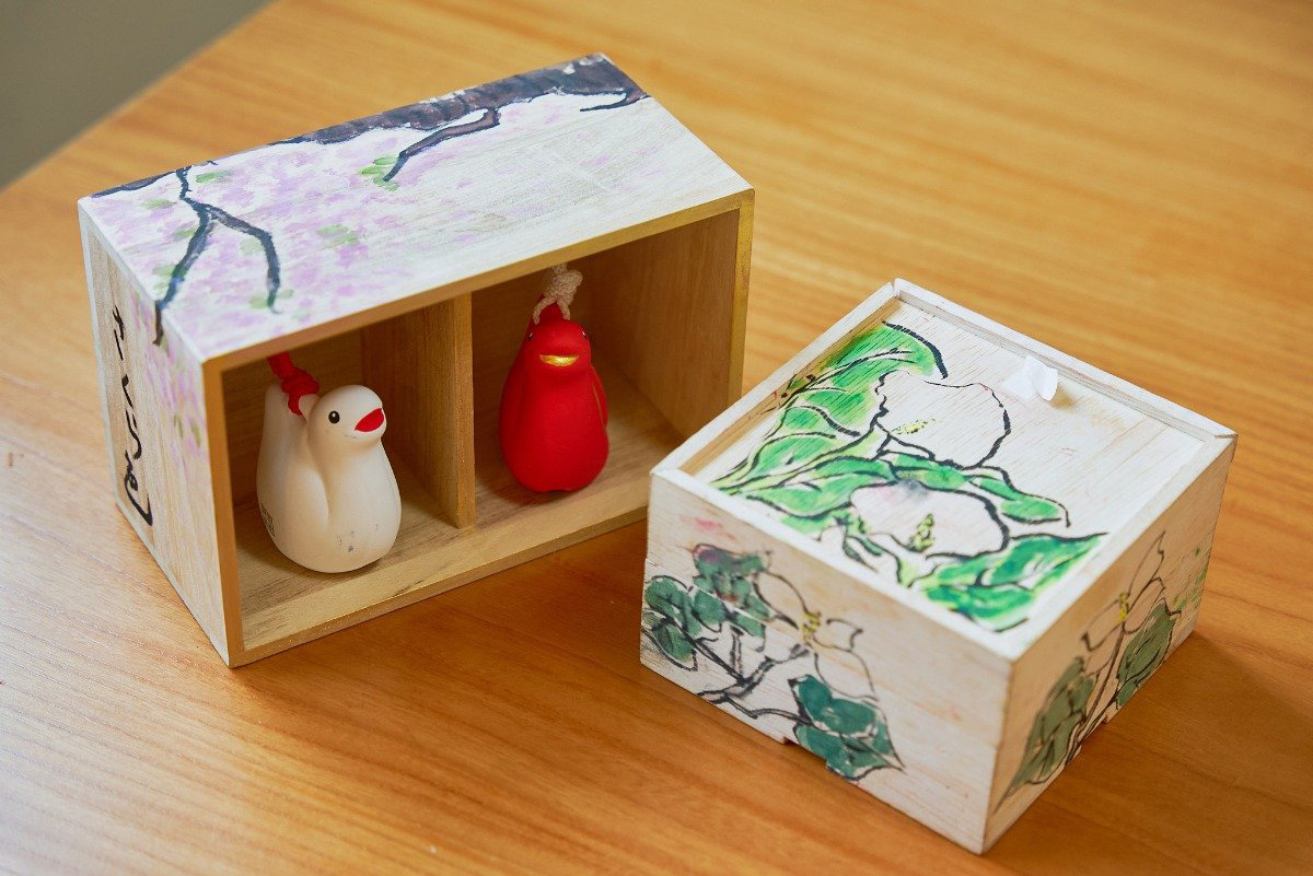 紙だけでなく立体的な木箱も“キャンバス”になります
