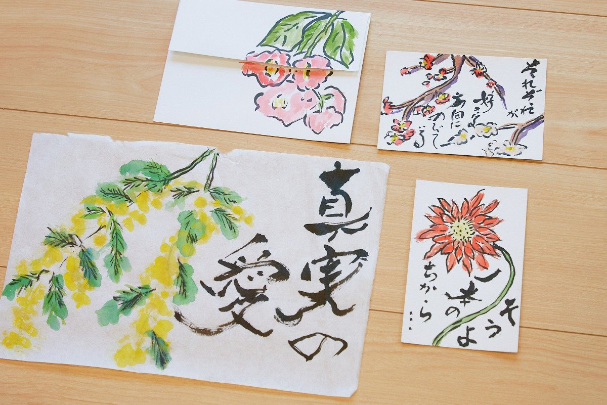 生徒さんが描いた作品。ハガキのほか封筒や大きな紙も使います