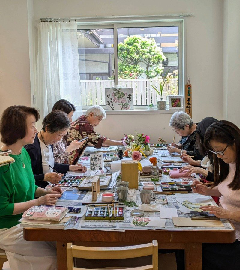 生徒さんと同じ目線で見守る吉水さん（写真提供／絵手紙夢工房）